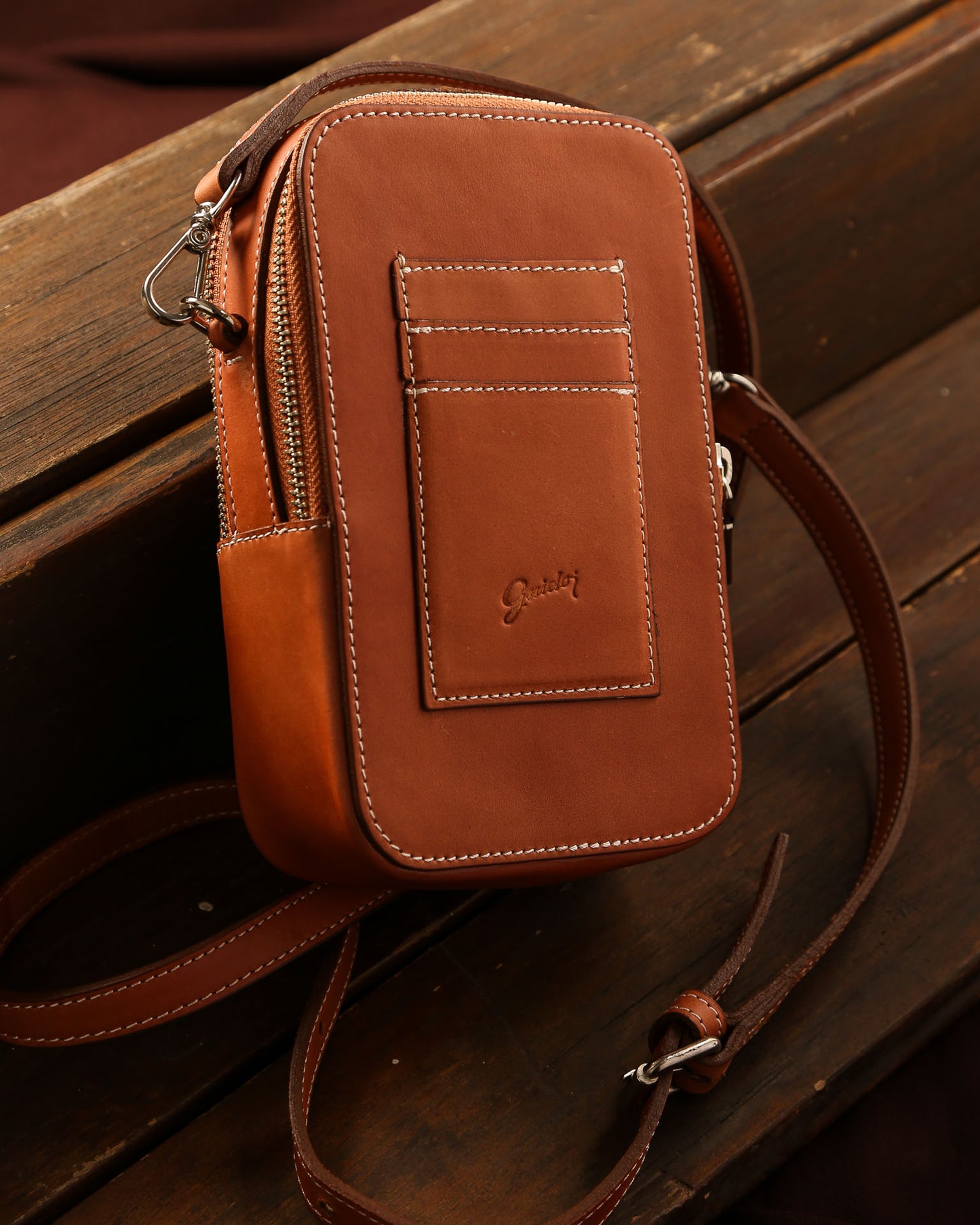 Bolso para celular Justina Marrón