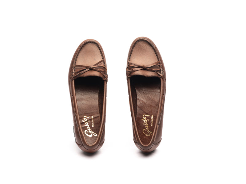 Náutico con moño tabaco