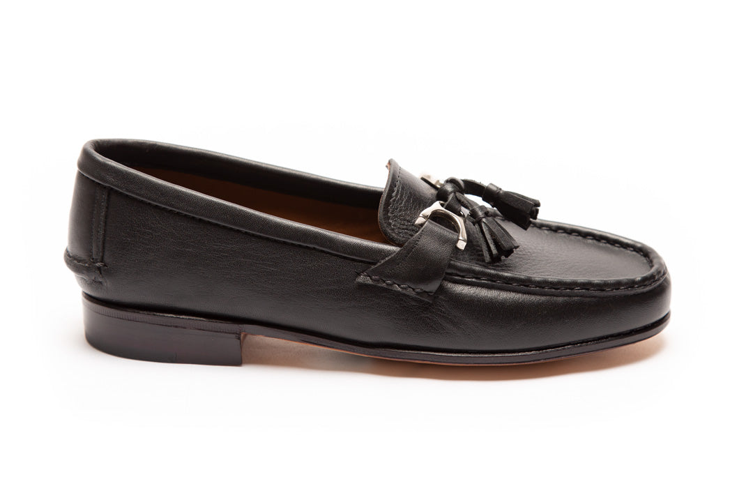 Mocasin con flecos y aplique dama negro