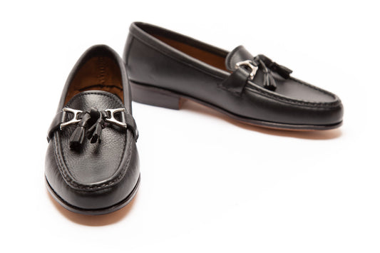 Mocasin con flecos y aplique dama negro