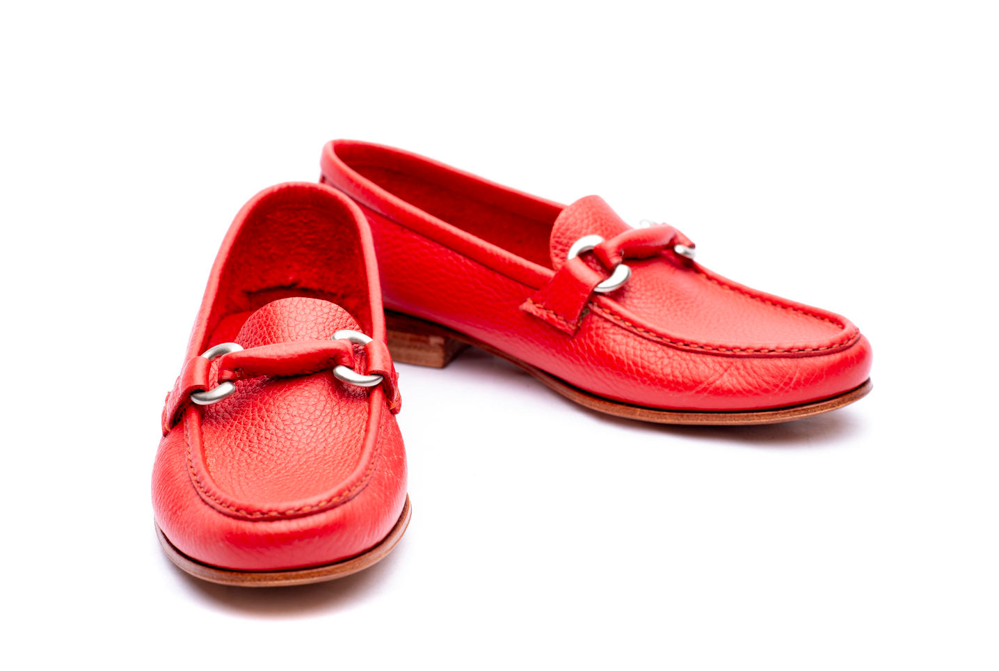 mocasin con aplique rojo